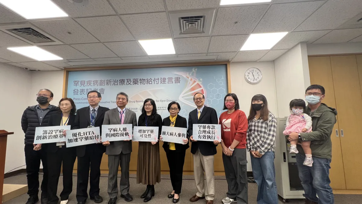罕見疾病基金會今(13)日舉辦「罕見疾病創新治療及藥物給付建言書」發布記者會,提出罕藥專款合理成長並有效執行、加速罕見藥物納入健保給付等6大訴求,期盼獲各界支持與回應。(圖/黃睿筌攝)