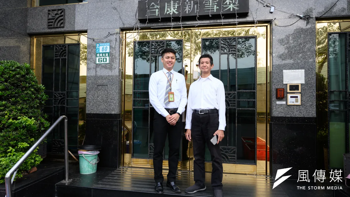 有別於以往住戶對房仲的不友善,位於蘆洲的「合康新雪梨」社區,因為有了信義房屋蘆洲長安店主任蔡明軒(圖左)的努力,發展出了房仲和社區的共榮共好新模式。
