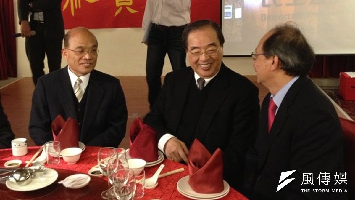 民進黨尾牙宴,不見蔡英文。圖為黨主席蘇貞昌(左二)與前駐日代表羅福全(右二)及民進黨立院黨團總召柯建銘。(王立柔攝) 民進黨尾牙宴,不見蔡英文。圖為黨主席蘇貞昌(左二)與前駐日代表羅福全(右二)及民進黨立院黨團總召柯建銘。(王立柔攝)