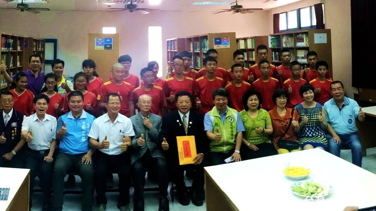 南投同鄉會贈獎勵金 助竹山國中曲棍球隊圓夢 南投同鄉會贈獎勵金 助竹山國中曲棍球隊圓夢