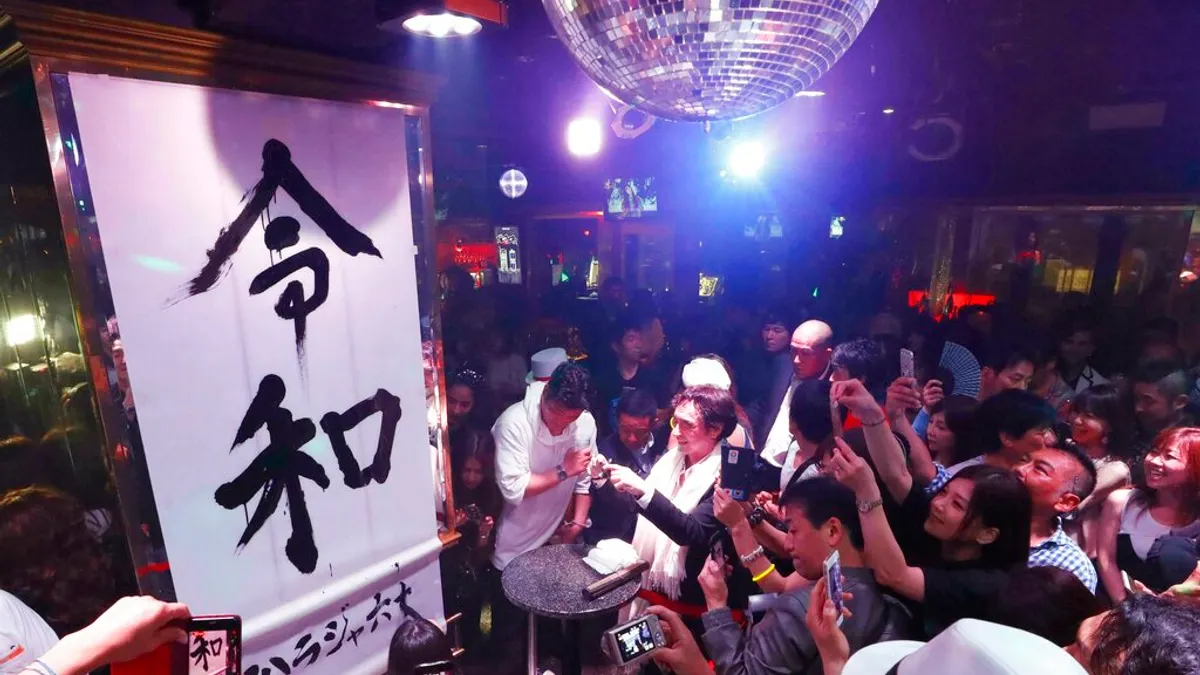 平成的最後一夜,不少日本民眾也享受改朝換代的狂歡氣氛。(美聯社)