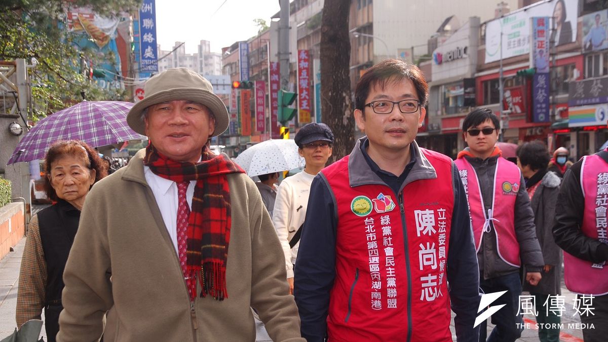 民進黨前主席林義雄(左)為綠社盟台北市立委候選人陳尚志站台。(曾原信攝) 民進黨前主席林義雄(左)為綠社盟台北市立委候選人陳尚志站台。(曾原信攝)