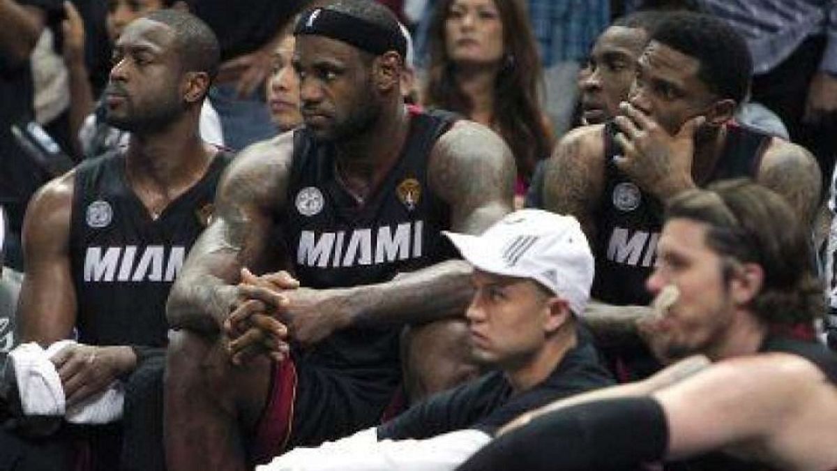 詹姆斯(中)熱火時代與韋德(左)和海斯倫(後右)默契十足。(美聯社) 詹姆斯(中)熱火時代與韋德(左)和海斯倫(後右)默契十足。(美聯社)