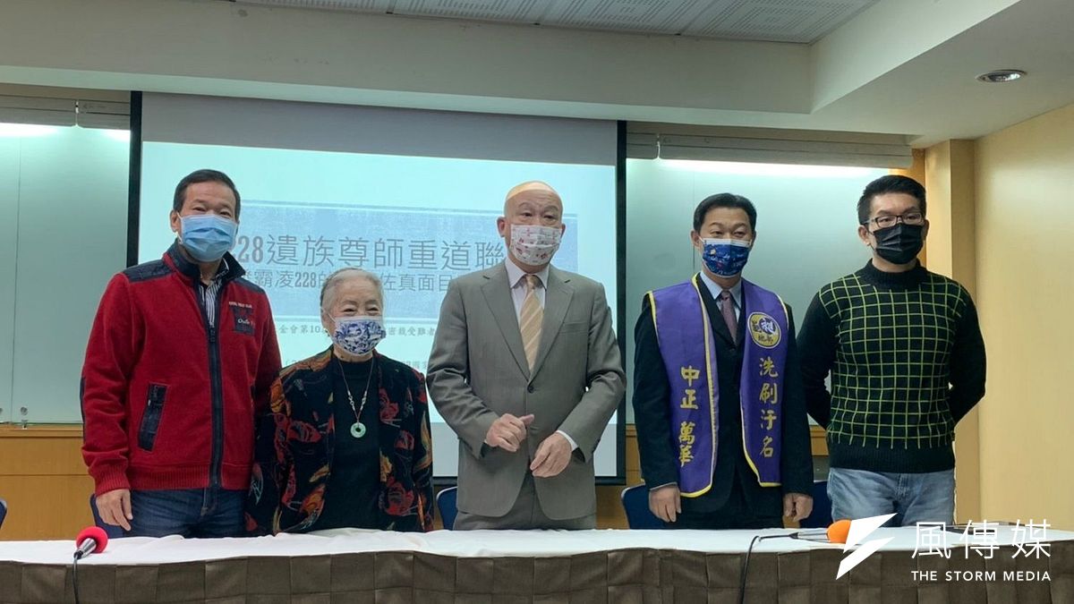 二二八紀念館首任館長廖繼斌(左三)4日召開記者會,邀請台北市議員鍾小平(左一)、前議員童仲彥(左五)、「清林散昶」罷免領銜人周世雄(左四)召開記者會。(潘維庭攝) 二二八紀念館首任館長廖繼斌(左三)4日召開記者會,邀請台北市議員鍾小平(左一)、前議員童仲彥(左五)、「清林散昶」罷免領銜人周世雄(左四)召開記者會。(潘維庭攝)