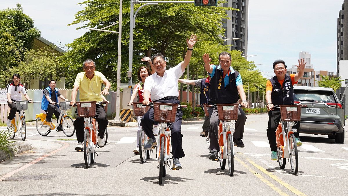 新竹縣長楊文科與新埔鎮長陳英樓等領騎YouBike,宣布新埔鎮10站點及100輛YouBike正式啟用。(圖/新竹縣政府提供) 新竹縣長楊文科與新埔鎮長陳英樓等領騎YouBike,宣布新埔鎮10站點及100輛YouBike正式啟用。(圖/新竹縣政府提供)