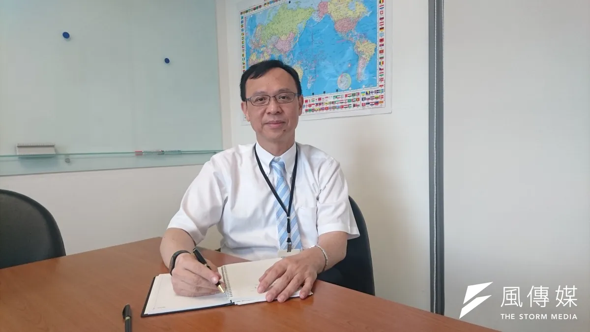 衛福部醫事司長石崇良4日深夜受訪時表示,為使行政命令更符合一致性,將於兩周內公告「文字修訂」,僅允許相關診所執業醫師,或曾實際接受治療患者的影像,以「經驗分享」的方式出現在廣告中。(資料照,黃天如攝)