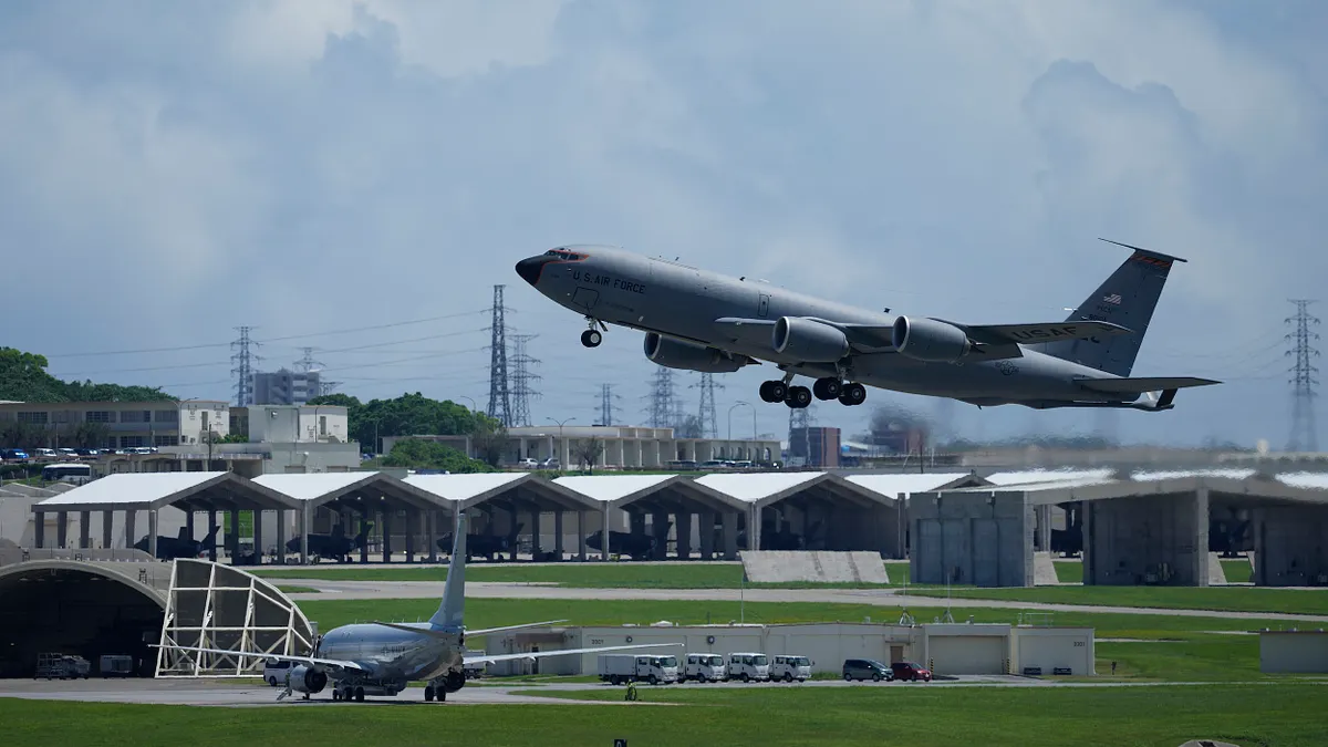 美國空軍的KC-135加油機從日本沖繩的嘉手納基地起飛。(美聯社) 美國空軍的KC-135加油機從日本沖繩的嘉手納基地起飛。(美聯社)
