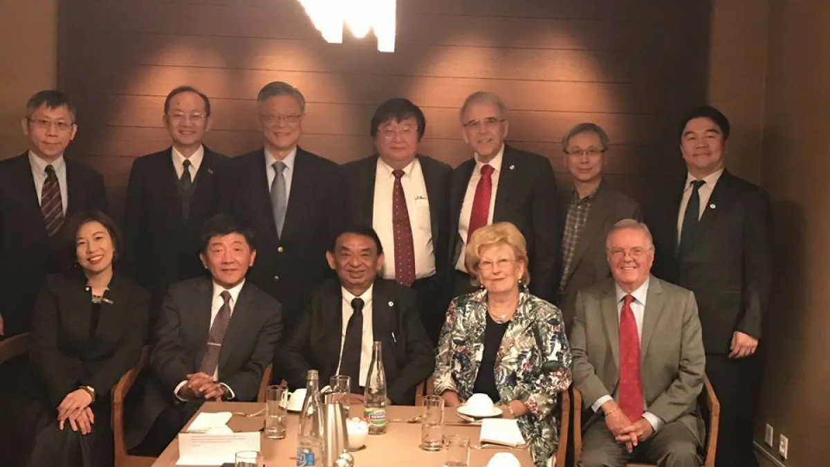 台灣醫師會與世界醫師會(WMA)21日在WHA正式會議前舉行早餐會,討論各項醫療健康問題。台灣醫師會執行長王必勝(後排右一)說,WMA表示對台灣堅定的支持。前排自右邊起分別是WMA秘書長Otmar Kloiber、理事會主席Ardis D. Hoven、WMA主席Ketan Desai、衛福部長陳時中、醫師立委林靜儀。台灣醫師會理事長邱泰源(後排中)也與會。(取自王必勝臉書)