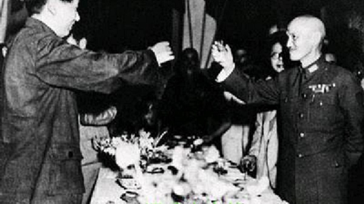 1945年,國共重慶談判時,蔣介石與毛澤東相互敬酒。 1945年,國共重慶談判時,蔣介石與毛澤東相互敬酒。