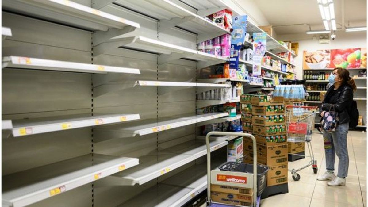 超級市場貨架來不及補貨。(BBC中文網/AFP) 超級市場貨架來不及補貨。(BBC中文網/AFP)