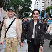 民進党が発動した「大リコール」運動は大きな挫折を経験し、その後にインフルエンサーの「閩南狼」氏(左)と「八炯」(右)氏が思わぬ内紛を開始、この内輪もめはまるで妖怪を映す鏡のようである。(写真/劉偉宏撮影) 民進党が発動した「大リコール」運動は大きな挫折を経験し、その後にインフルエンサーの「閩南狼」氏(左)と「八炯」(右)氏が思わぬ内紛を開始、この内輪もめはまるで妖怪を映す鏡のようである。(写真/劉偉宏撮影)