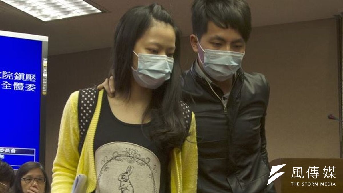 警方324驅離行動受傷的學生林志潔10日列席立法院現身說法當日狀況。(吳逸驊攝) 警方324驅離行動受傷的學生林志潔10日列席立法院現身說法當日狀況。(吳逸驊攝)