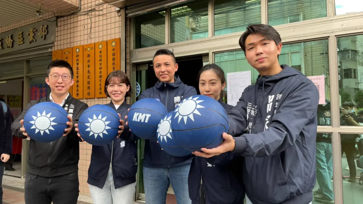 國民黨新北市5位「青藍世代」市議員擬參選人,以現任議員陳偉杰領軍,以及呂家愷、蔡畹鎣、戴湘儀、吳訓孝25日到國民黨新北市黨部初選登記。(陳偉杰辦公室提供)