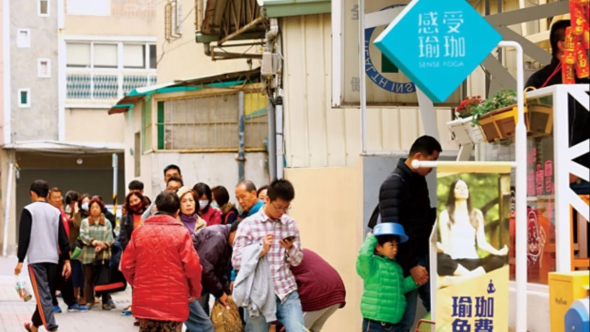 30歲的瑜伽老師Linda 開放淋浴間,讓瑜伽教室變成400 人的澡堂,門外大排長龍。Linda 向排隊民眾拜年時觀察到,市民因震後停水長達一週造成生活不便,神情沉重,一場熱水澡後才讓人們展開眉頭。(攝影者.駱裕隆)