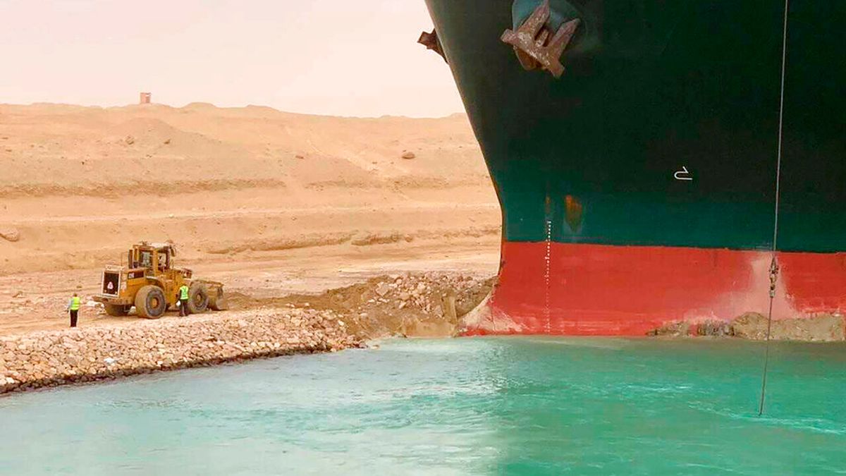 2021年3月23日,長榮海運超級貨櫃輪「Ever Given」號卡在蘇伊士運河,造成歐亞航線大亂。(美聯社) 2021年3月23日,長榮海運超級貨櫃輪「Ever Given」號卡在蘇伊士運河,造成歐亞航線大亂。(美聯社)