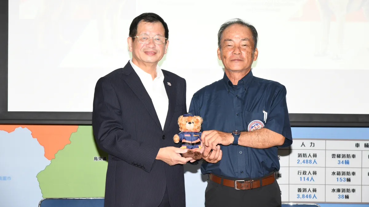 消防局長致贈紀念品給日本澤田和裕老師(新北市政府消防局提供)