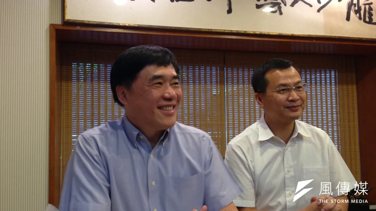 針對黨工薪水停發,郝龍斌(左)今日主張,國民黨應朝內造化政黨的方向走,各地公職人員負擔起部分地方黨工的薪水,因為黨工與公職人員是互相依存。(羅暐智攝)