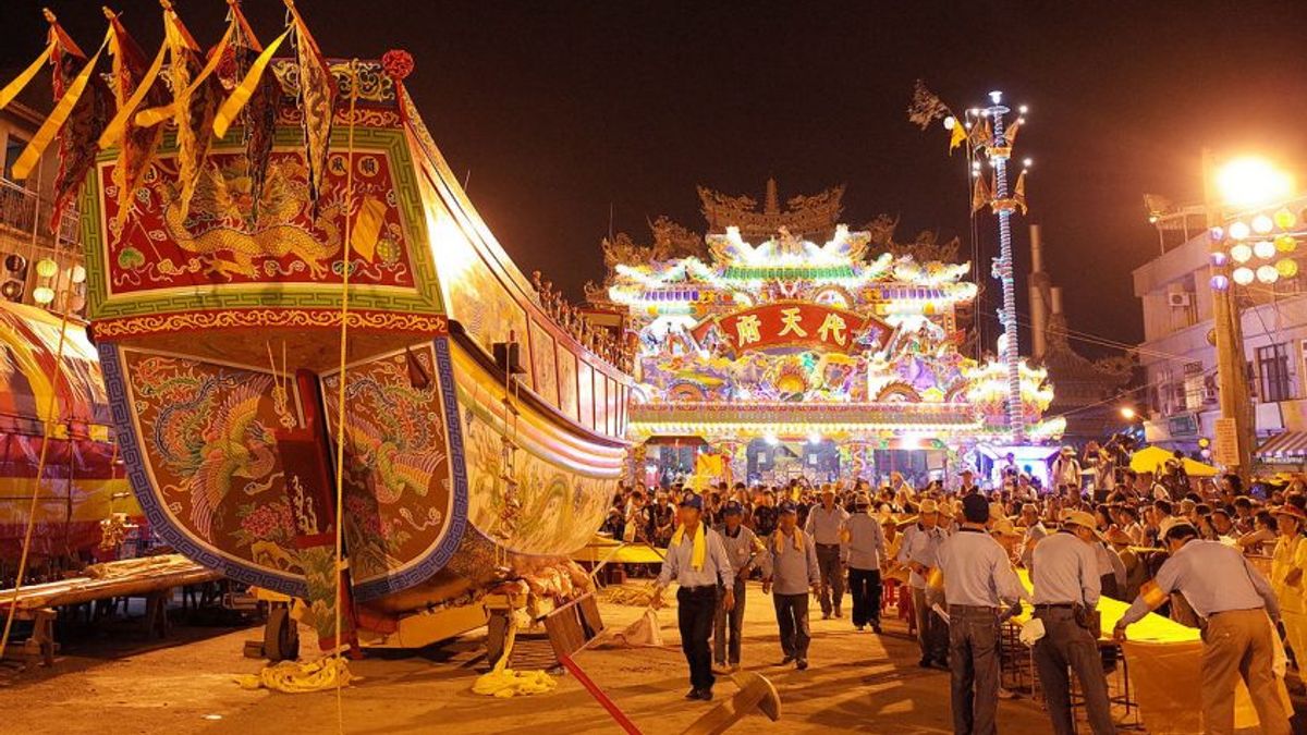 東港迎王平安祭典中的王船。(圖/Oliver515@Wikipedia) 東港迎王平安祭典中的王船。(圖/Oliver515@Wikipedia)