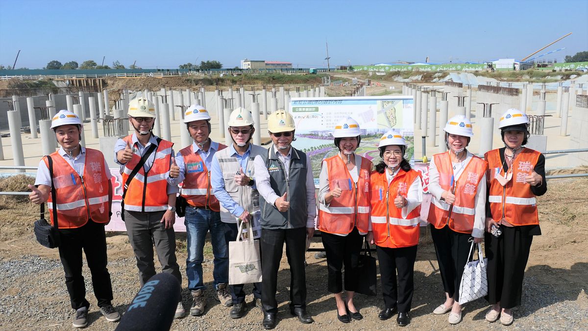 行政院南部聯合服務中心偕同相關單位,勘查園區在公共工程也就是4區的滯洪池部分,同時聽取簡報目前招商進度。(圖/南服中心提供) 行政院南部聯合服務中心偕同相關單位,勘查園區在公共工程也就是4區的滯洪池部分,同時聽取簡報目前招商進度。(圖/南服中心提供)