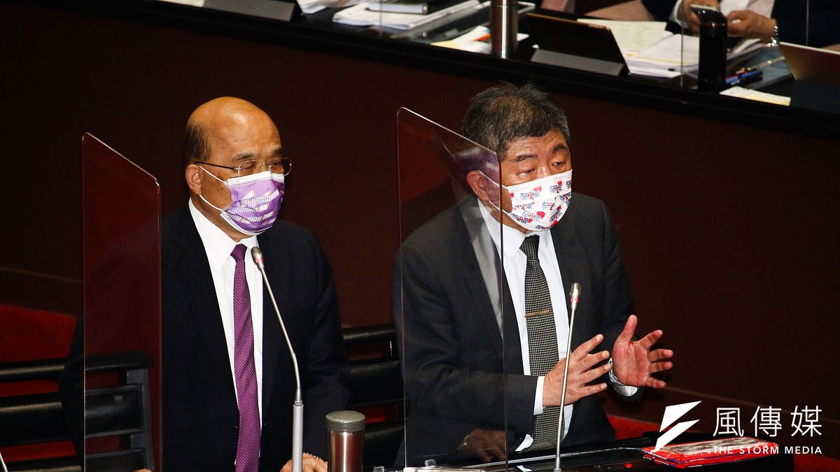 行政院長蘇貞昌(左)和衛福部長陳時中對防疫究竟要「共存」或「清零」,說法不一。(蔡親傑攝) 行政院長蘇貞昌(左)和衛福部長陳時中對防疫究竟要「共存」或「清零」,說法不一。(蔡親傑攝)