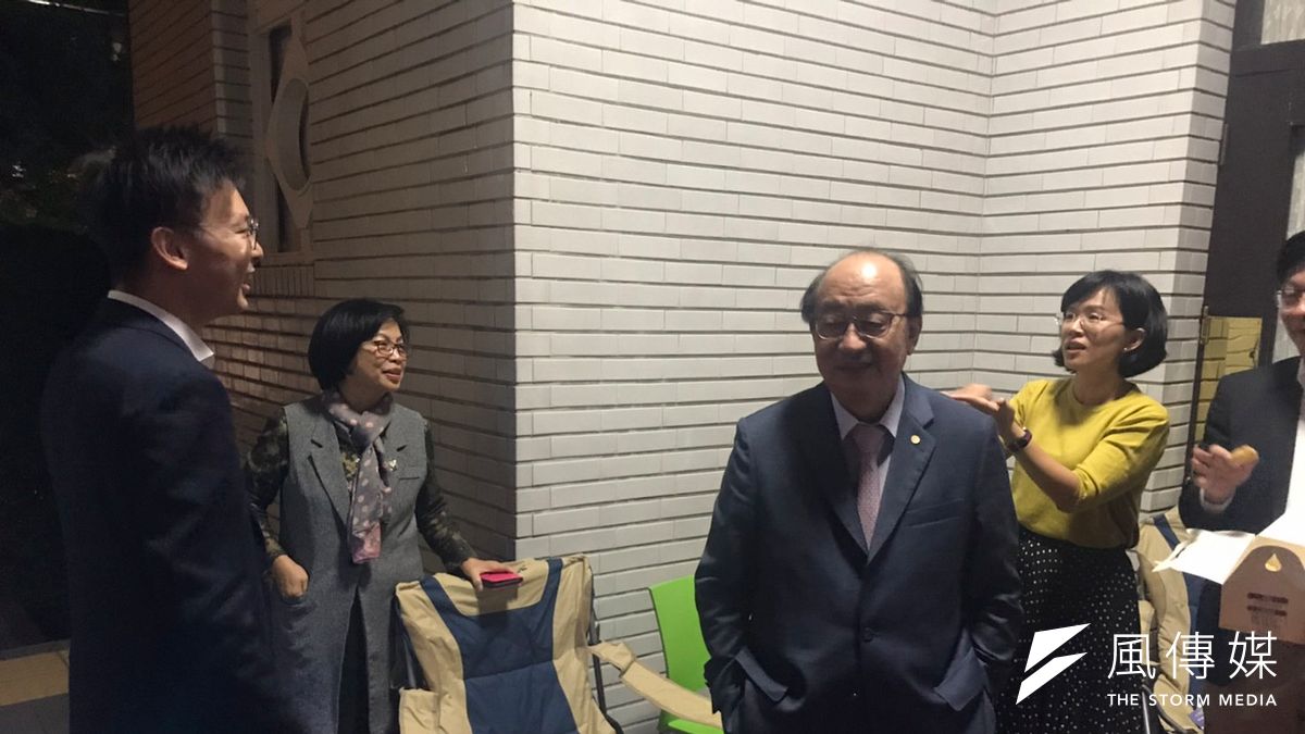 民進黨立法院黨團今日下午起由黨團幹部赴議場排隊,民進黨副秘書長林飛帆晚間帶著麥當勞前來探班,在場的民進黨團總召柯建銘笑稱他「重溫舊夢」。(黃信維攝) 民進黨立法院黨團今日下午起由黨團幹部赴議場排隊,民進黨副秘書長林飛帆晚間帶著麥當勞前來探班,在場的民進黨團總召柯建銘笑稱他「重溫舊夢」。(黃信維攝)