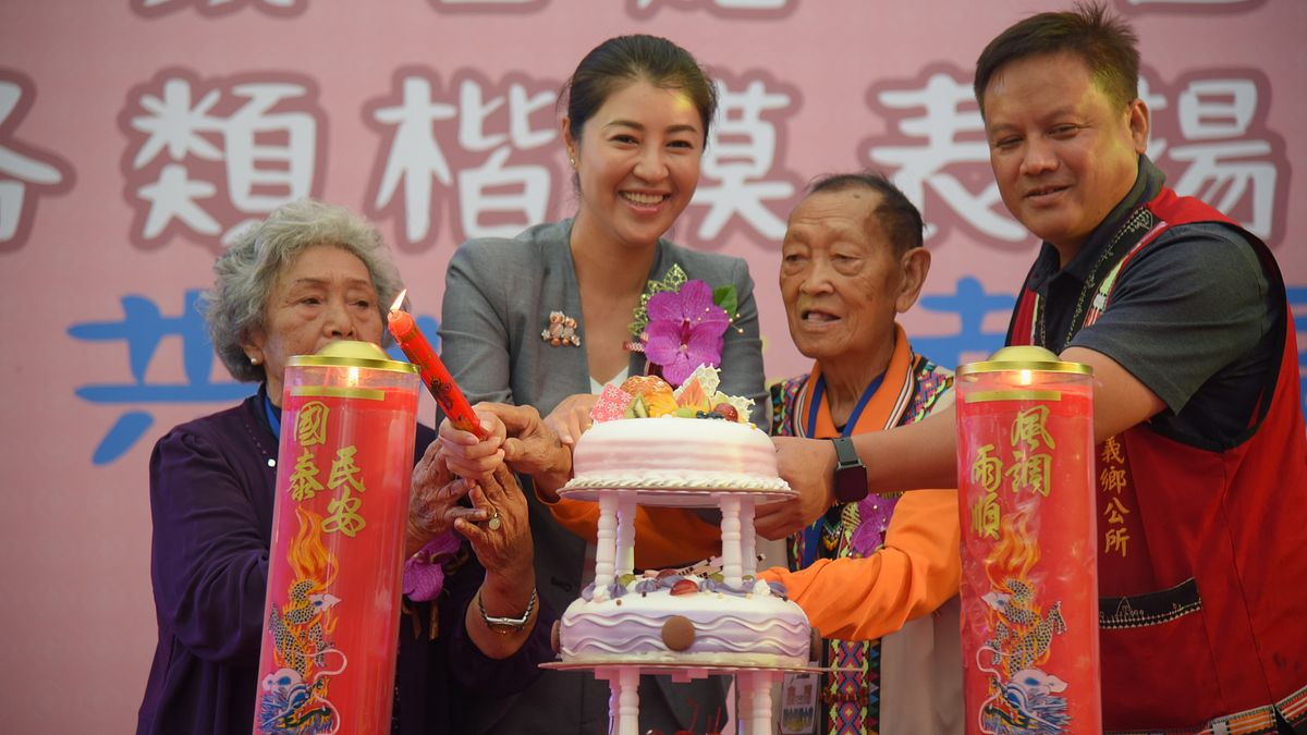 南投縣長許淑華跟白金鑽婚代表一起點蠟燭吹蛋糕。(圖/南投縣政府) 南投縣長許淑華跟白金鑽婚代表一起點蠟燭吹蛋糕。(圖/南投縣政府)