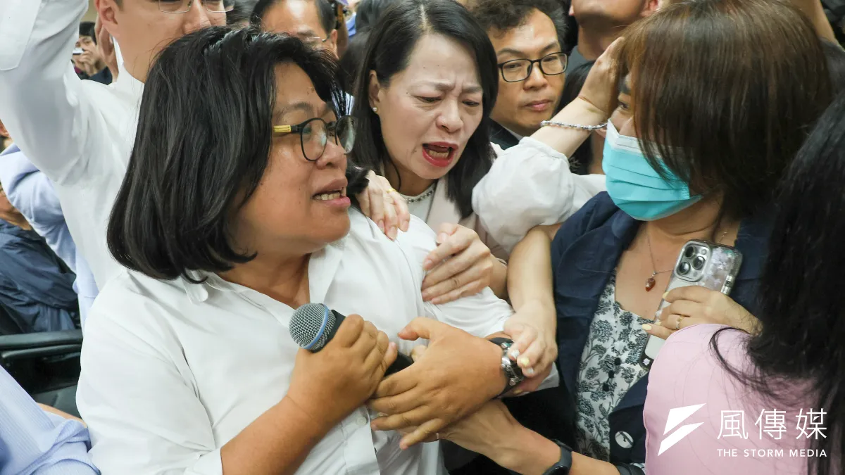 立法院內政委員會4日審查「公職人員選舉罷免法部分條文修正草案」,民進黨團一早便佔領主席台,民進黨立委王美惠(左)於過程中試圖將議事人員麥克風搶下。(顏麟宇攝)