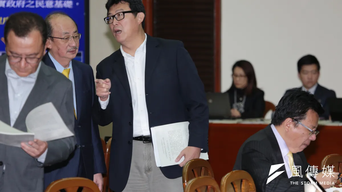 立委姚文智(右)主持委員會時開放民團入場旁聽,結果遭移送立院程序委員會。(資料照,余志偉攝)