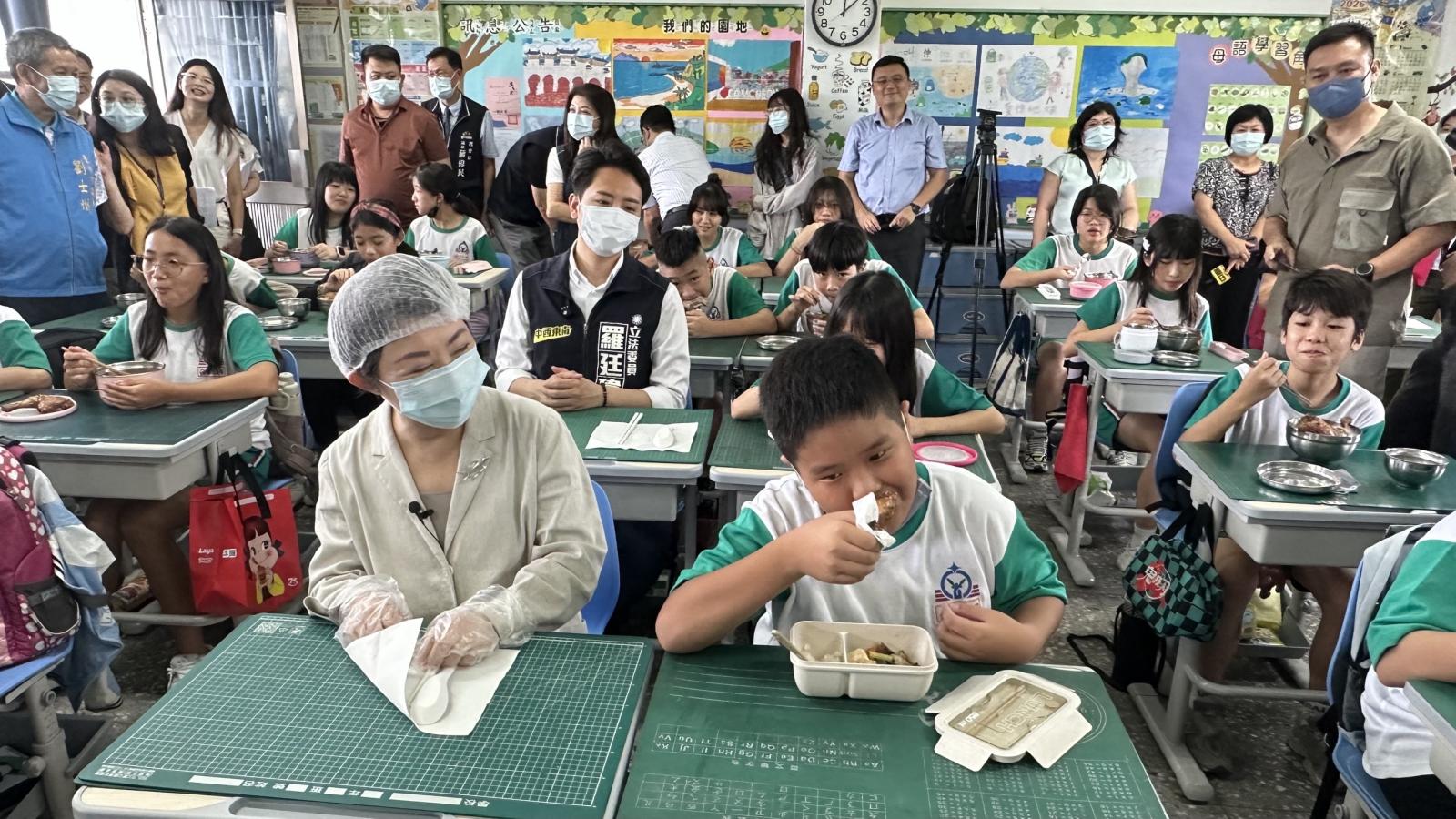 中市免費營養午餐啟航 盧市長親為學生打菜並陪同用餐