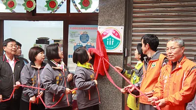 苗栗縣「伯公照護站」29日在大湖鄉靜湖社區發展協會揭牌,苗栗副縣長鄧桂菊鼓勵社區長者多加利用,多走出戶外參與各項活動,讓伯公照護站成為社區交流的據點。(圖/苗栗縣政府提供)