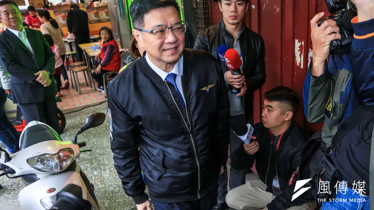 民進黨6日舉行黨主席補選,候選人卓榮泰上午前往投票受訪時呼籲黨員踴躍投票。(簡必丞攝)