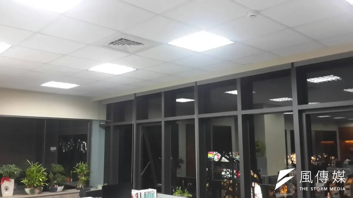 每天的用電尖峰多集中在中午時段和傍晚6到8點間,遇上用電量爆增,台電就得啟用高成本機組發電,也會因為必須提升負載容量而建新廠。(沈超群攝)