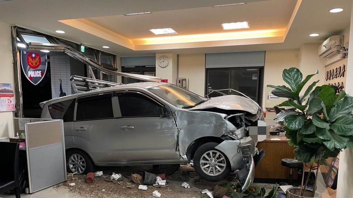 蔡姓男子6日凌晨酒醉駕車,撞進新北市林口警分局文林派出所,所幸值班員警聽到聲響迅速跳開未受傷。(警方提供) 蔡姓男子6日凌晨酒醉駕車,撞進新北市林口警分局文林派出所,所幸值班員警聽到聲響迅速跳開未受傷。(警方提供)