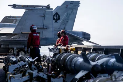 美國海軍「林肯號」航空母艦甲板上,堆放大量戰機預備彈藥。(美聯社)