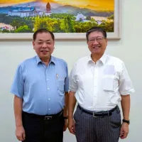 新竹縣長楊文科(右起)7日在臉書貼出與副縣長陳見賢的合影。(取自楊文科臉書) 新竹縣長楊文科(右起)7日在臉書貼出與副縣長陳見賢的合影。(取自楊文科臉書)