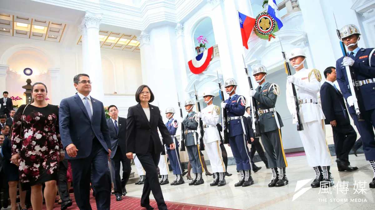 葉南德茲伉儷3日訪台,蔡英文上午偕同陳建仁,於自由廣場舉行軍禮,演奏兩國國歌後,蔡英文與葉南德茲共同走紅毯檢閱三軍儀隊。這也是蔡英文上任以來首次舉行軍禮。(取自總統府網站)