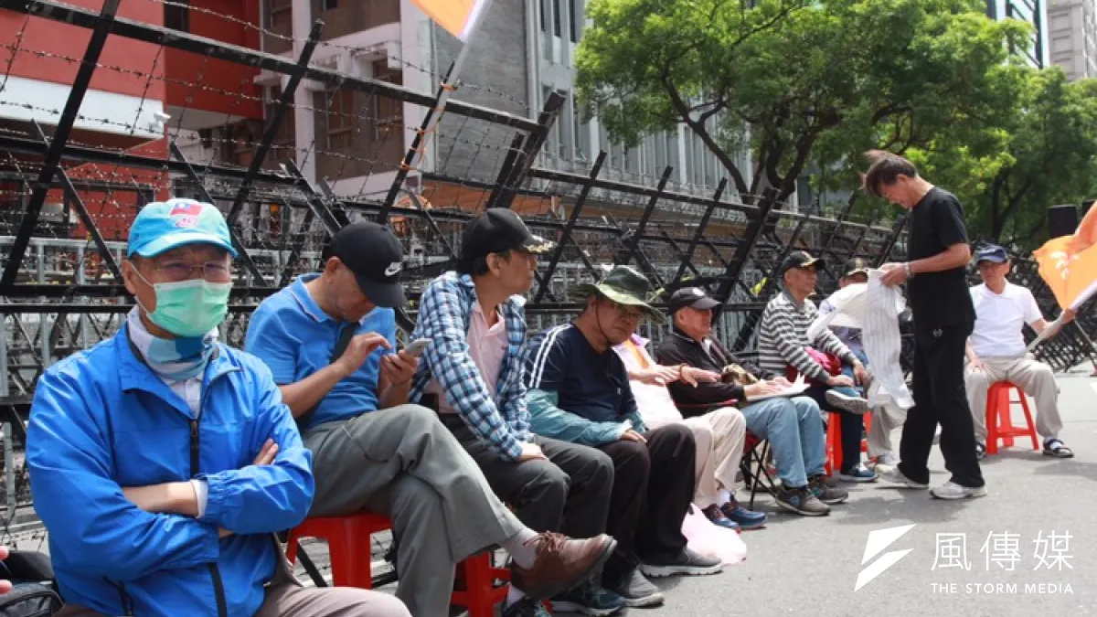 反年改團體對釋憲結果未能己意,反應出奇冷靜。圖為反年改團體於立院外抗議。(陳韡誌攝)