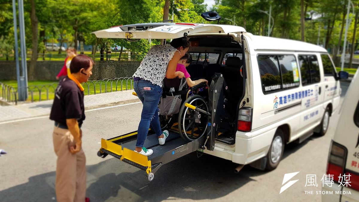 高雄市目前擁有156輛復康巴士,107年共服務329,406趟次、接送628,391人次,對於身心障礙人士交通運輸服務成效頗佳。(圖/徐炳文攝) 高雄市目前擁有156輛復康巴士,107年共服務329,406趟次、接送628,391人次,對於身心障礙人士交通運輸服務成效頗佳。(圖/徐炳文攝)