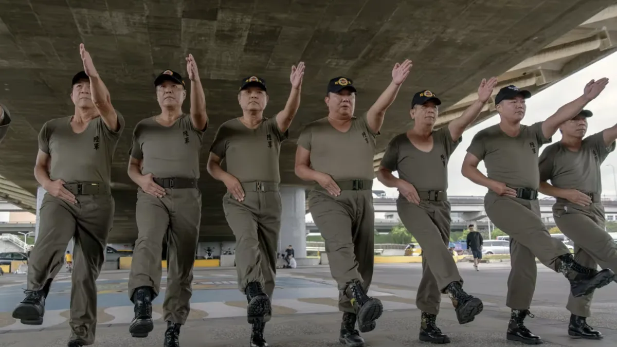 一小群台灣退伍軍人在台北的一次聚會中練習正步走。(The Wall Street Journal)