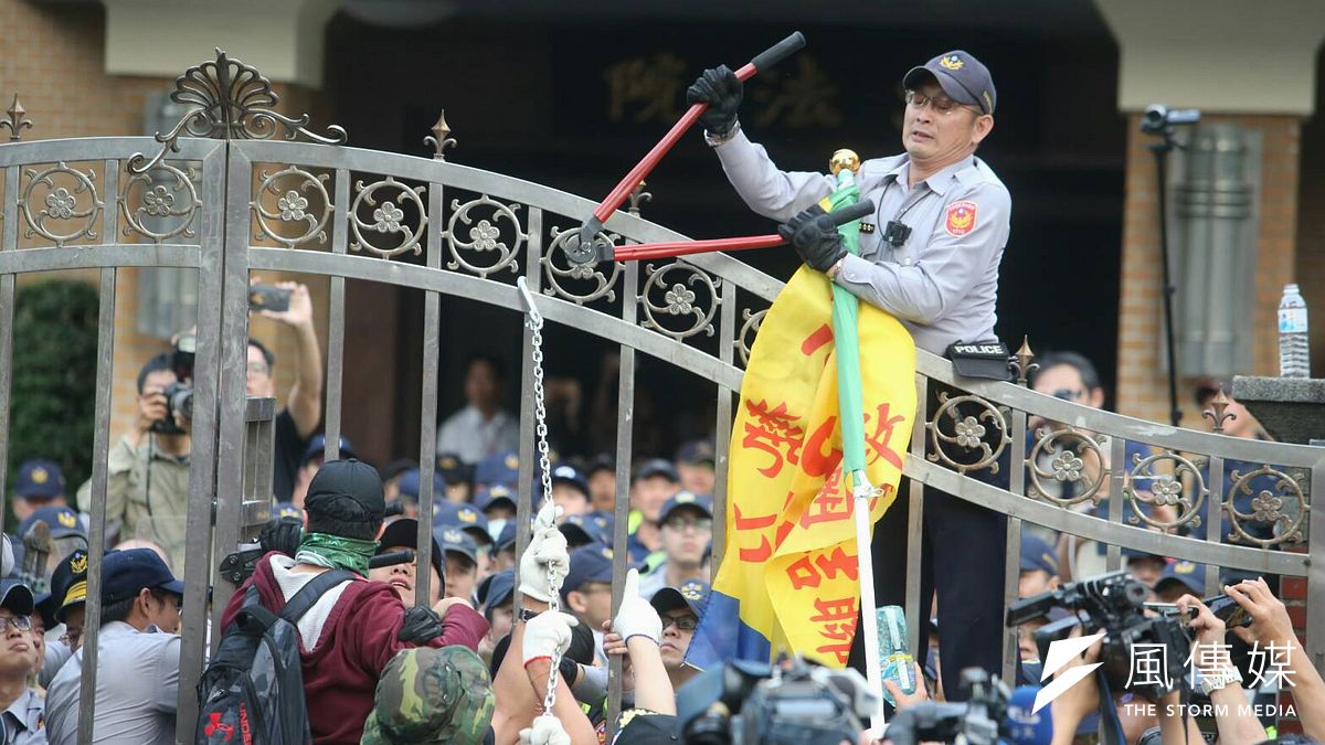 反年改團體衝擁立法院,在立院大門旁,警方剪、抗議民眾以旗竿刺。(陳明仁攝) 反年改團體衝擁立法院,在立院大門旁,警方剪、抗議民眾以旗竿刺。(陳明仁攝)