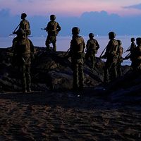 『零日攻撃』最終章で、駐軍は軽武器を手に大膽島を防衛する。(写真/『零日攻撃』公式Facebook) 『零日攻撃』最終章で、駐軍は軽武器を手に大膽島を防衛する。(写真/『零日攻撃』公式Facebook)