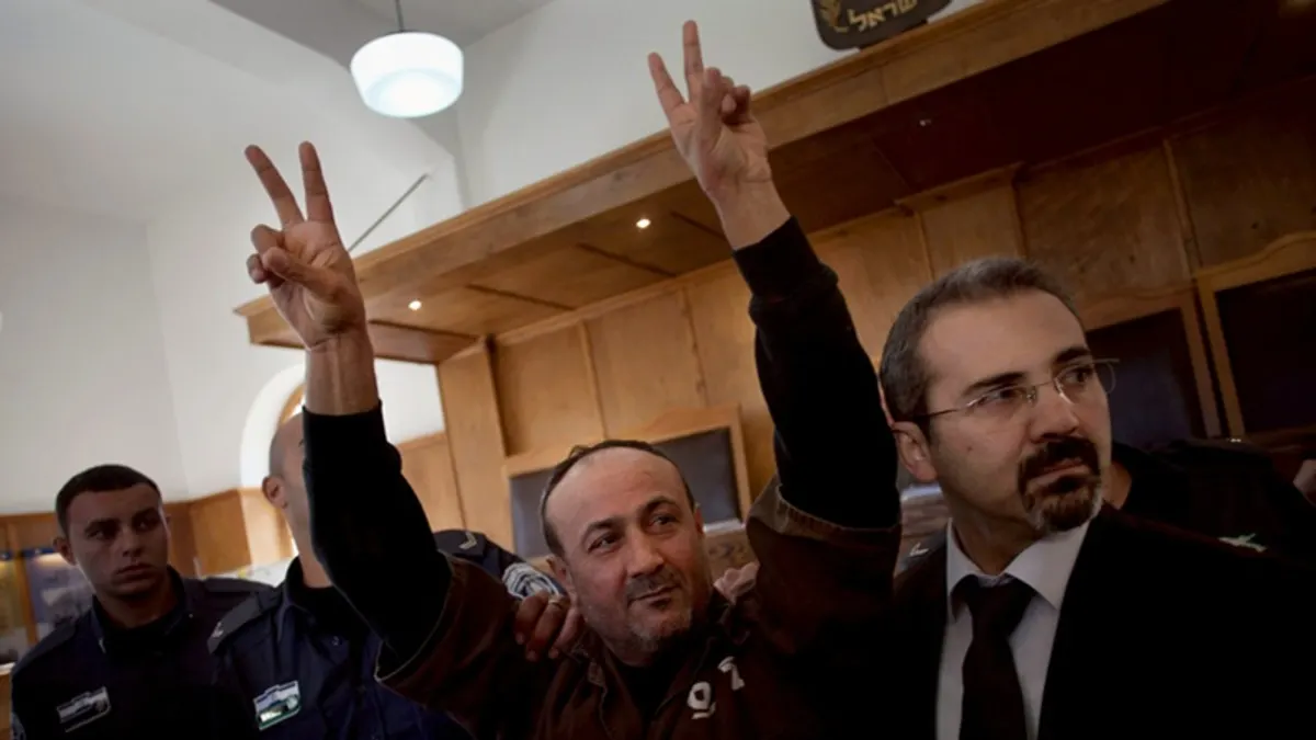 長期遭以色列囚禁的巴勒斯坦領袖馬旺・巴古提(Marwan Barghouti)(中)攝於2012年(AP)