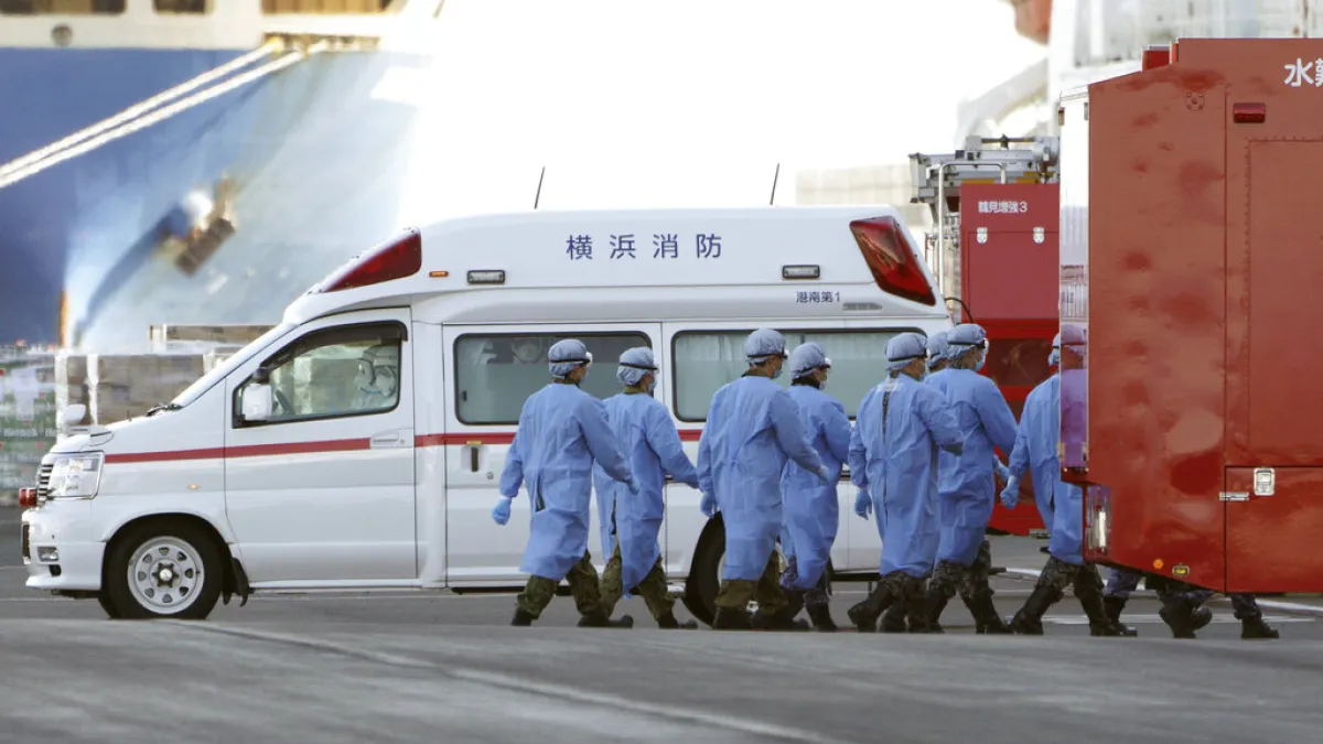 日方於13日同意鑽石公主號年長旅客可先下船,現傳出船上一名台籍遊客確診武漢肺炎,已由日方安排住院。(資料照,美聯社)