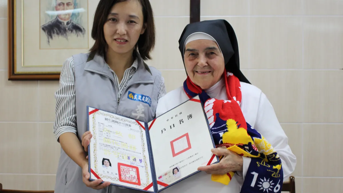 竹市民政處副處長李季縈(左)與周寧慧修女合影。(新竹市政府提供)