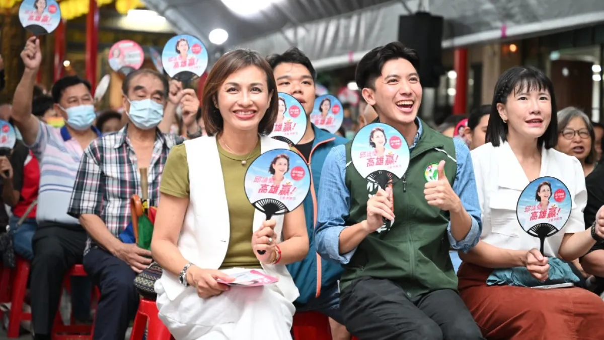 立委邱議瑩舉辦《傾聽共贏座談會》,吸引超過五百位市民齊聚廟埕,鄭孟洳議員與爆紅的明孝里長林浤澤及近十位年輕里長到場力挺,展現邱議瑩在基層及年輕世代的高人氣。 (圖/邱議瑩服務處提供)