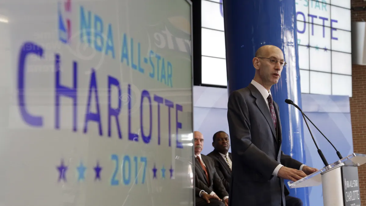NBA總裁蕭華(Adam Silver)夏洛特黃蜂隊(Charlotte Hornets)老闆則喬丹(Michael Jordan)宣布取消夏洛特2017年明星賽的主辦權(美聯社)