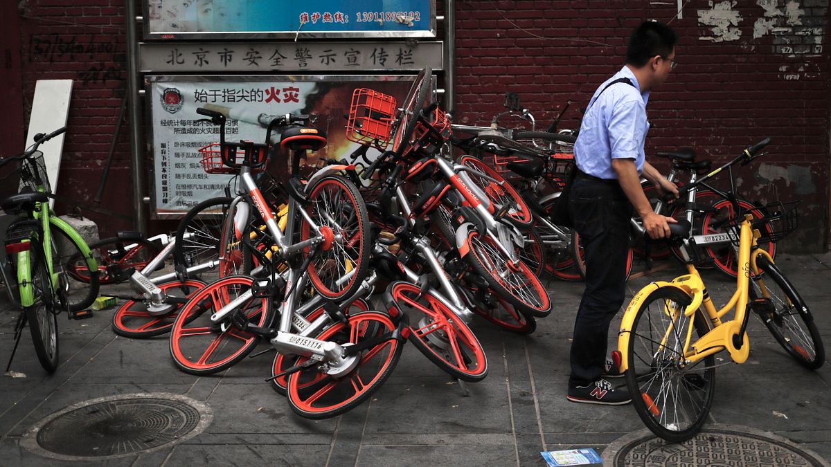 「從長遠來看,地方政府的『惰政』在給共享單車行業的興起帶來機會之餘,最終造成的恐怕是地方上難以處理的共享單車『垃圾場』。」(資料照,美聯社) 「從長遠來看,地方政府的『惰政』在給共享單車行業的興起帶來機會之餘,最終造成的恐怕是地方上難以處理的共享單車『垃圾場』。」(資料照,美聯社)