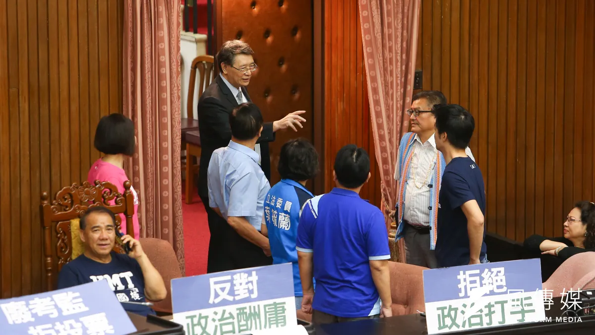 立法院秘書長林志嘉15日至議場與占領主席台的國民黨立委交談。(顏麟宇攝)