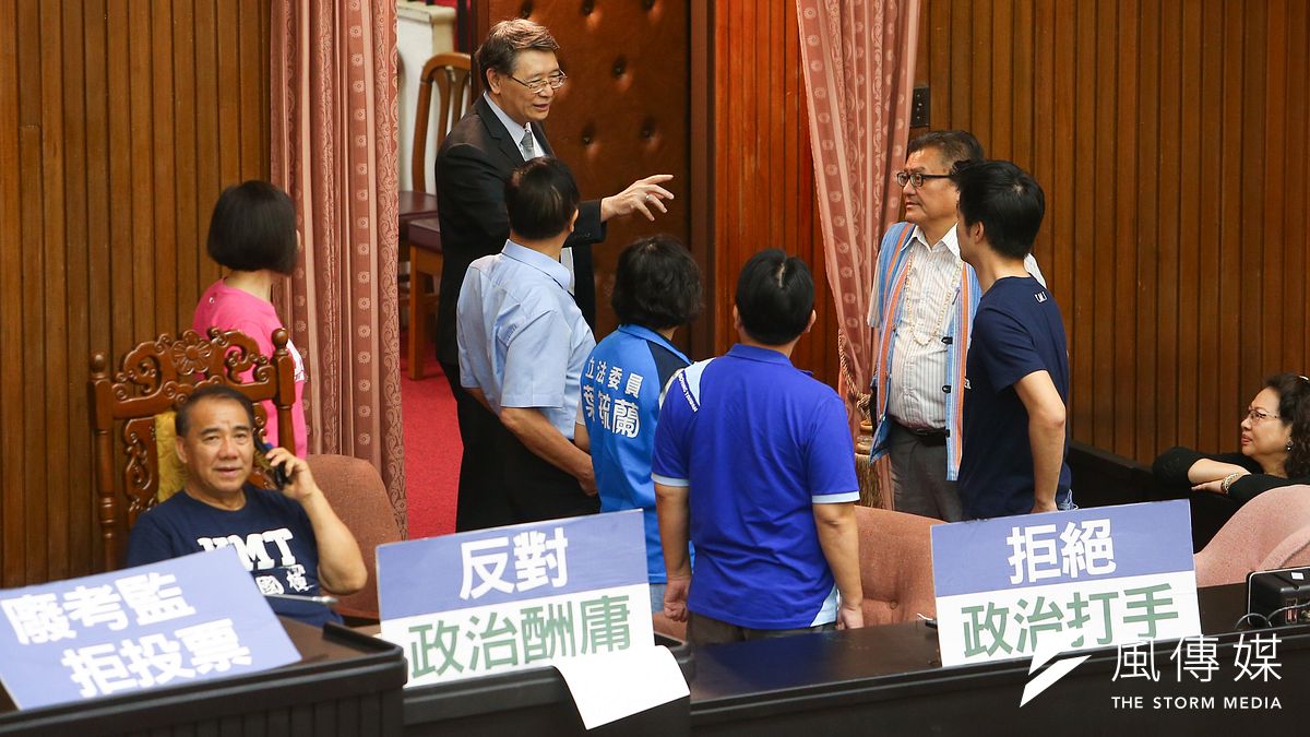 立法院秘書長林志嘉15日至議場與占領主席台的國民黨立委交談。(顏麟宇攝) 立法院秘書長林志嘉15日至議場與占領主席台的國民黨立委交談。(顏麟宇攝)