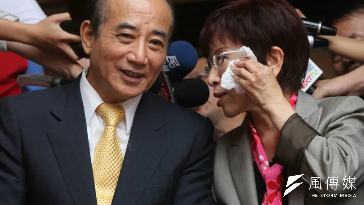 國民黨總統參選人洪秀柱出席義民廟活動,眼睛被香灰灑到略感不適,也出席的立法院長王金平立刻拿出人工淚液解危。(吳逸驊攝)